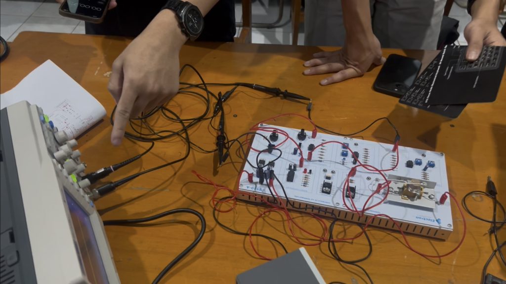 Mahasiswa Teknik Elektro Universitas Diponegoro melakukan praktikum di laboratorium