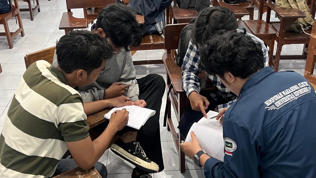 Mahasiswa Teknik Elektro Universitas Diponegoro berdiskusi kelompok dalam kegiatan perkuliahan