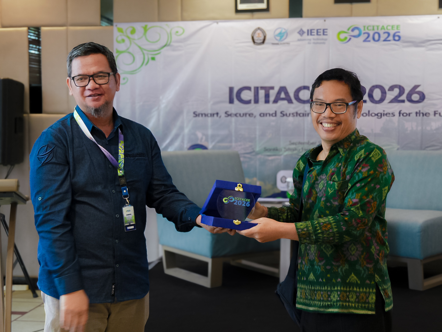 Pemberian plakat kepada keynote speaker dalam rangkaian ICITACEE 2026