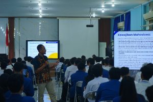 Presentation of student obligations material during PKKMB at Undip Electrical Engineering